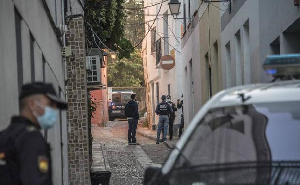 La policía durante una redada en la calle Brocense, que será controlada con videovigilancia.