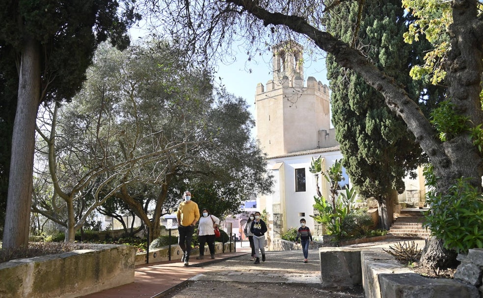 La familia de Maribel García, ayer, paseando por los jardines de La Galera. 