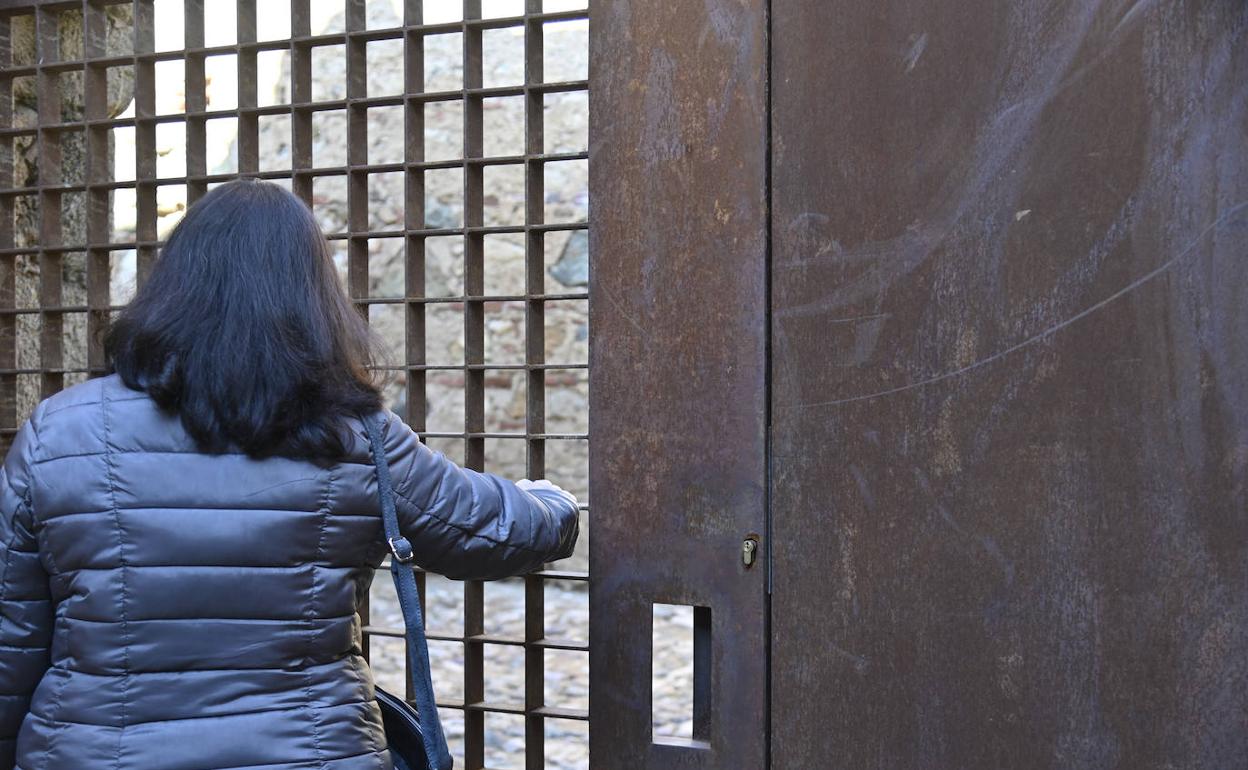 La puerta hacia la Alcazaba, en el Alpéndiz, cerrada al público. 