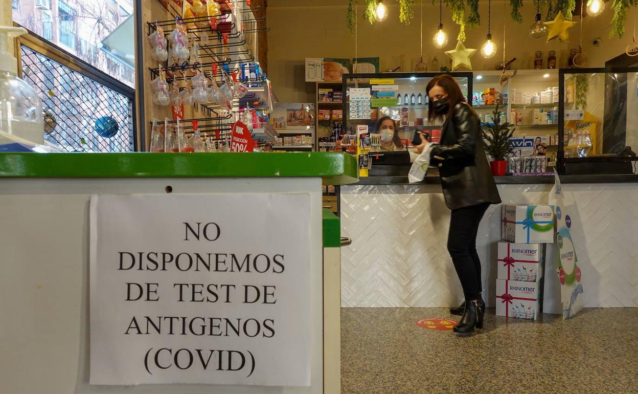 Farmacia en Badajoz en el inicio de la Navidad anunciado que no disponía de test de antígenos. 