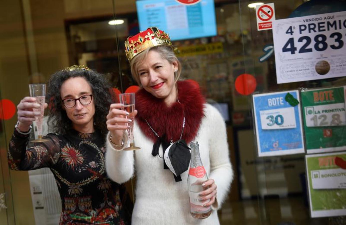 Dos administradoras de lotería celebran el segundo premio en Oviedo.