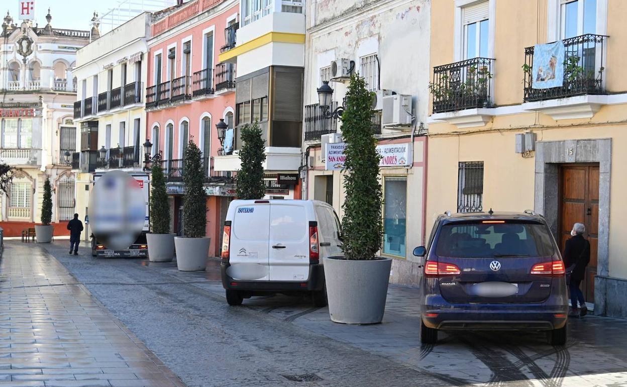 Un camión, una furgoneta y un turismo aparcados entre los maceteros de San Andrés. 