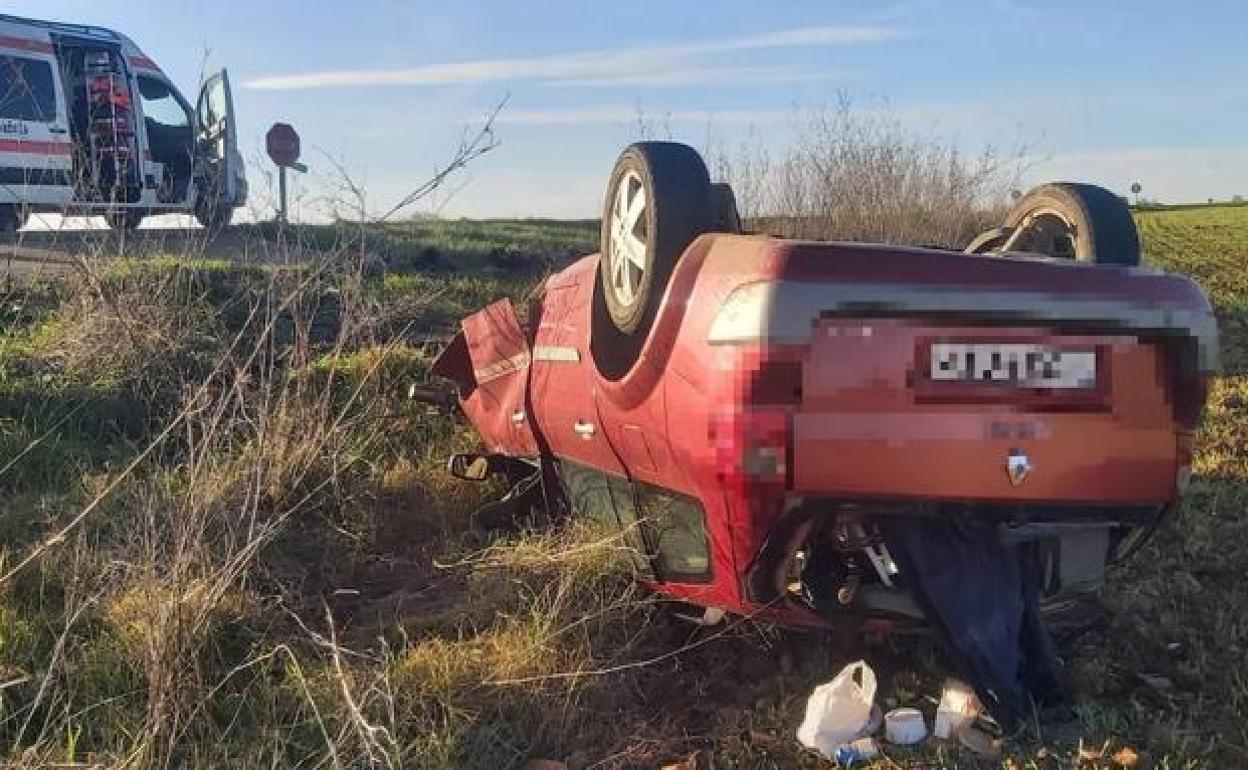 Vehículo volcado por un accidente durante las navidades.