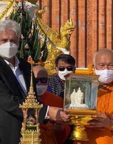 Imagen secundaria 2 - Vega Roucher y Tarawut, arquitectos de España y Tailandia. Abajo a la izquierda, delegación extremeña en Tailandia. A la derecha, José Luis Vilanova con Phra Thepworamunee, responsable del templo de Wat Phra That Phanom. 