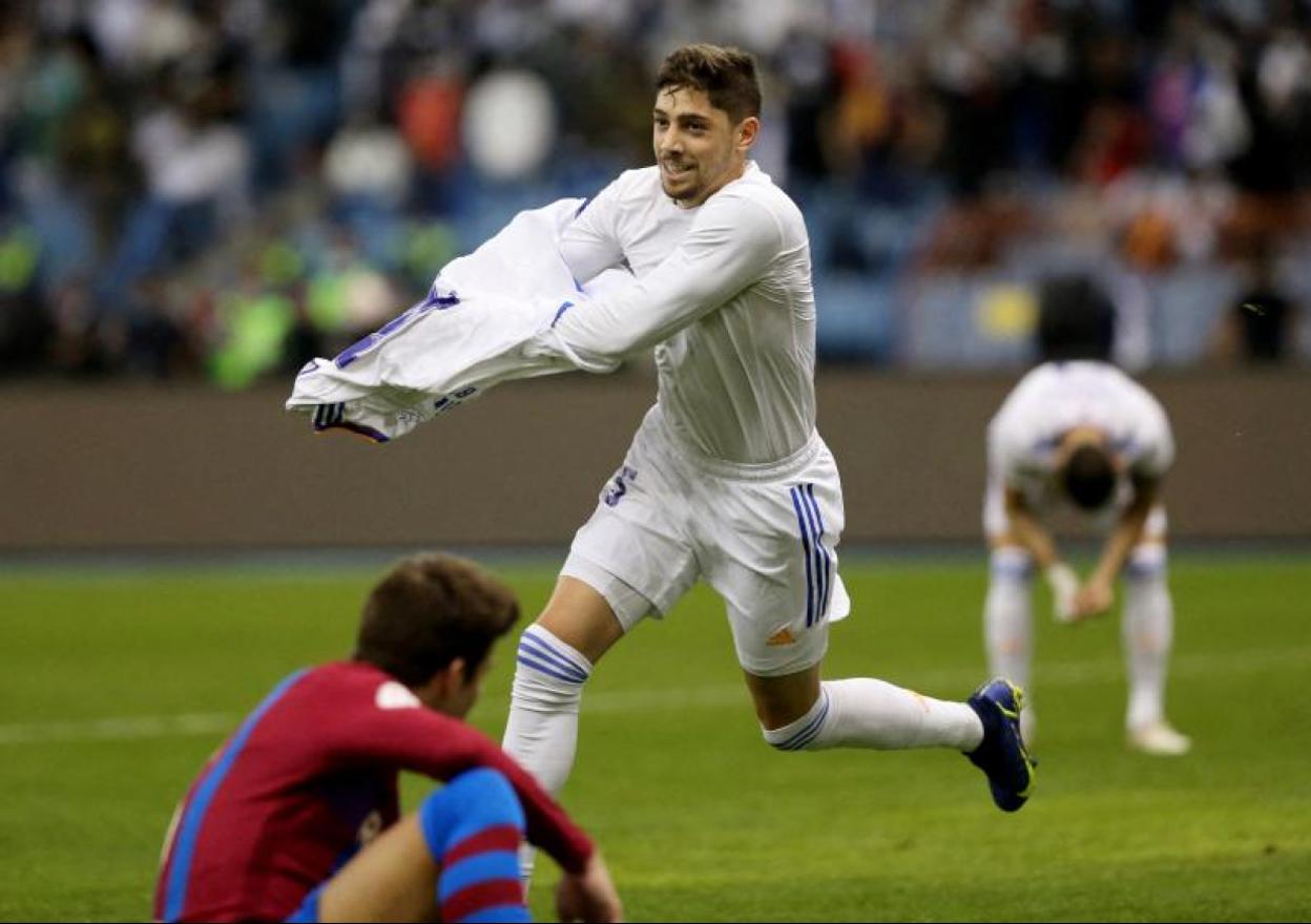 Valverde celebra el gol que le dio la victoria al Real Madrid frente al Barça. 