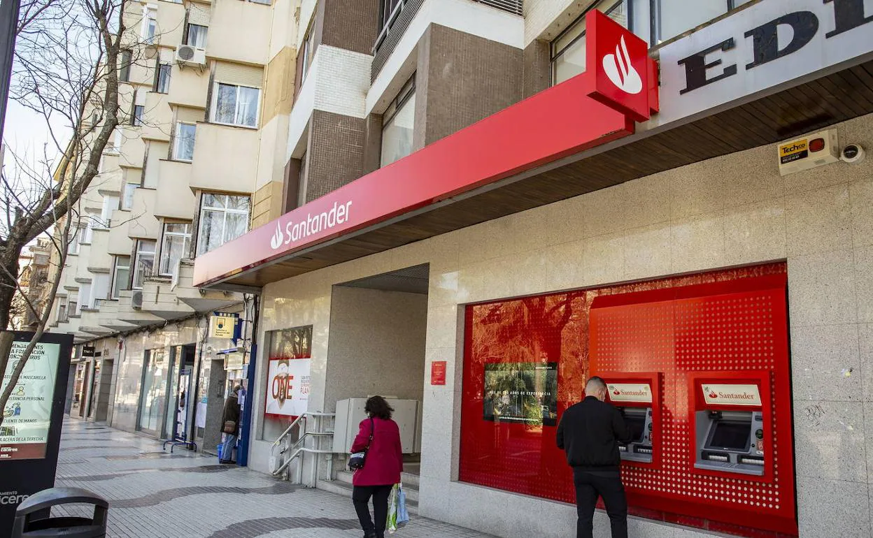 Banco Santander es la entidad que más oficinas cerró el año pasado. 