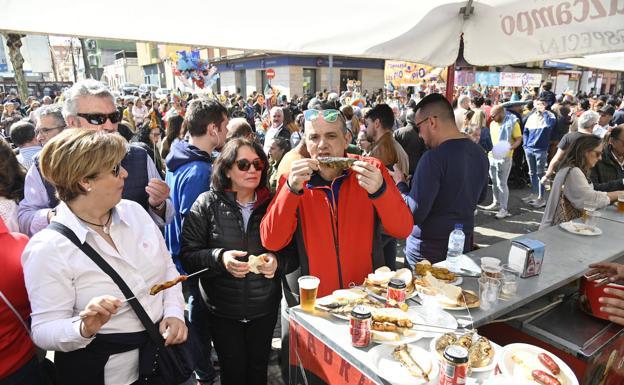 Sardinas y pinchitos suelen triunfar a la hora de reponer fuerzas en el entierro de la Sardina. 