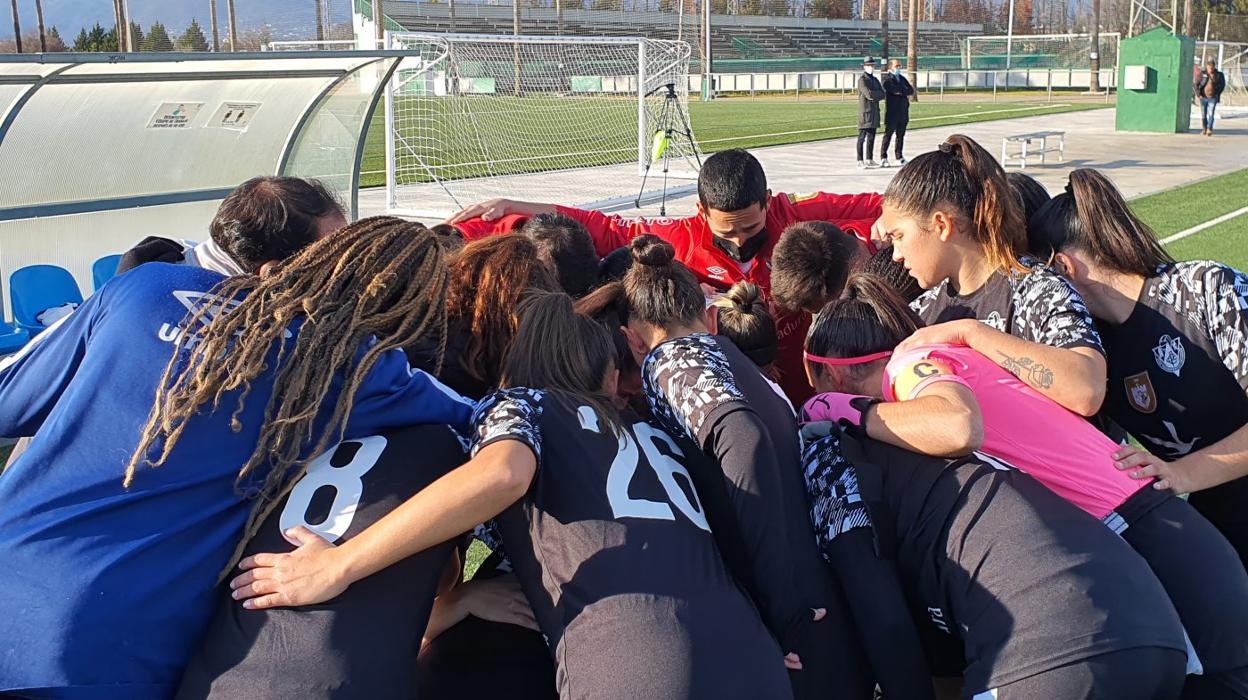 Las jugadoras del Cacereño hacen piña antes del encuentro. 