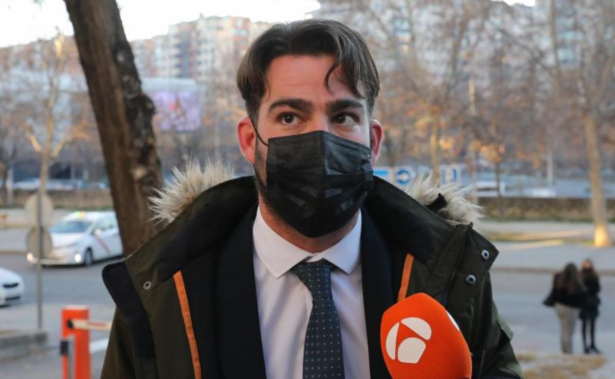 El abogado del caso y primo de la víctima, Aritz Alfajeme Toribio, responde a los medios a su llegada a la Audiencia Provincial de Madrid donde se va a celebrar un juicio por el asesinato de Iván Toribio.