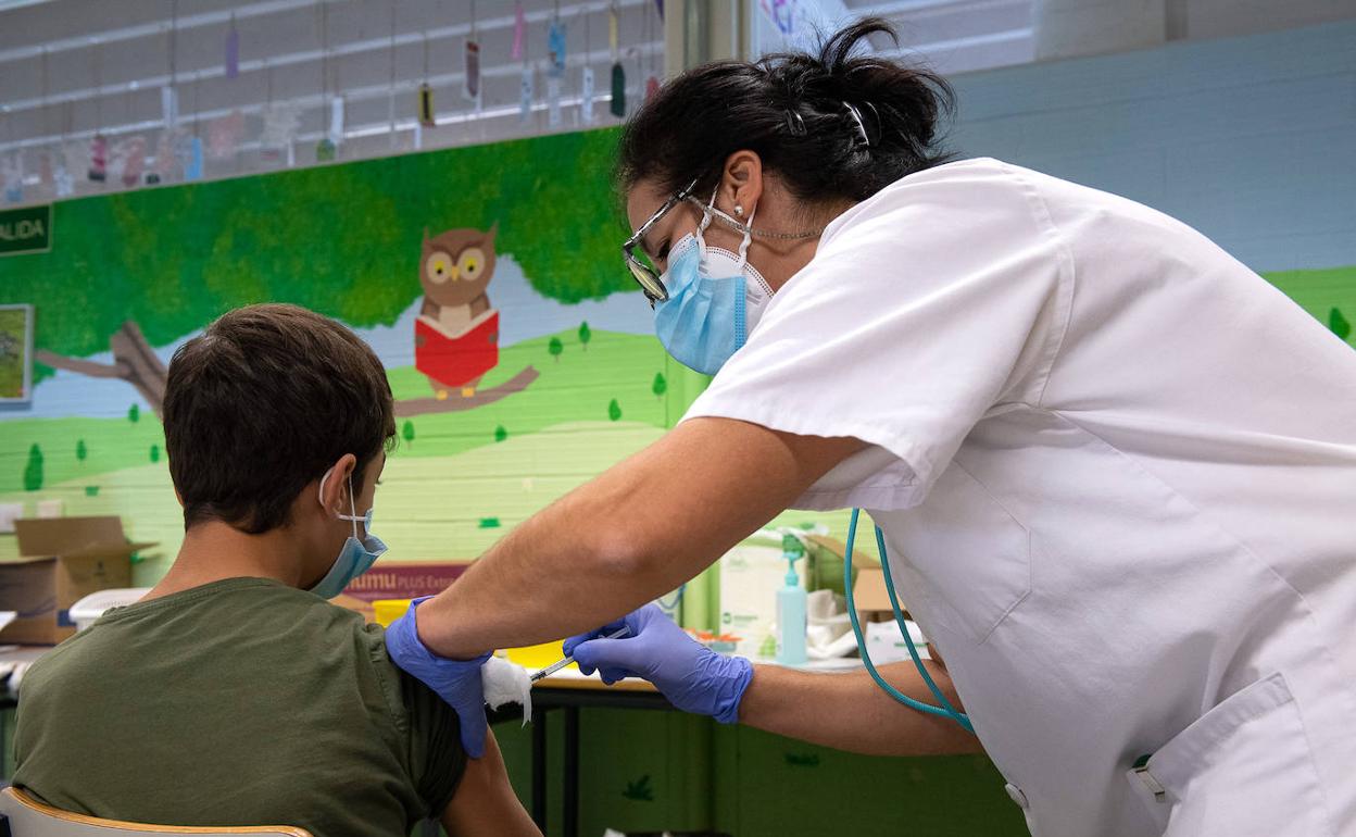 Vacunas covid: Menores extremeños sin vacunarse por haber un solo positivo en su clase