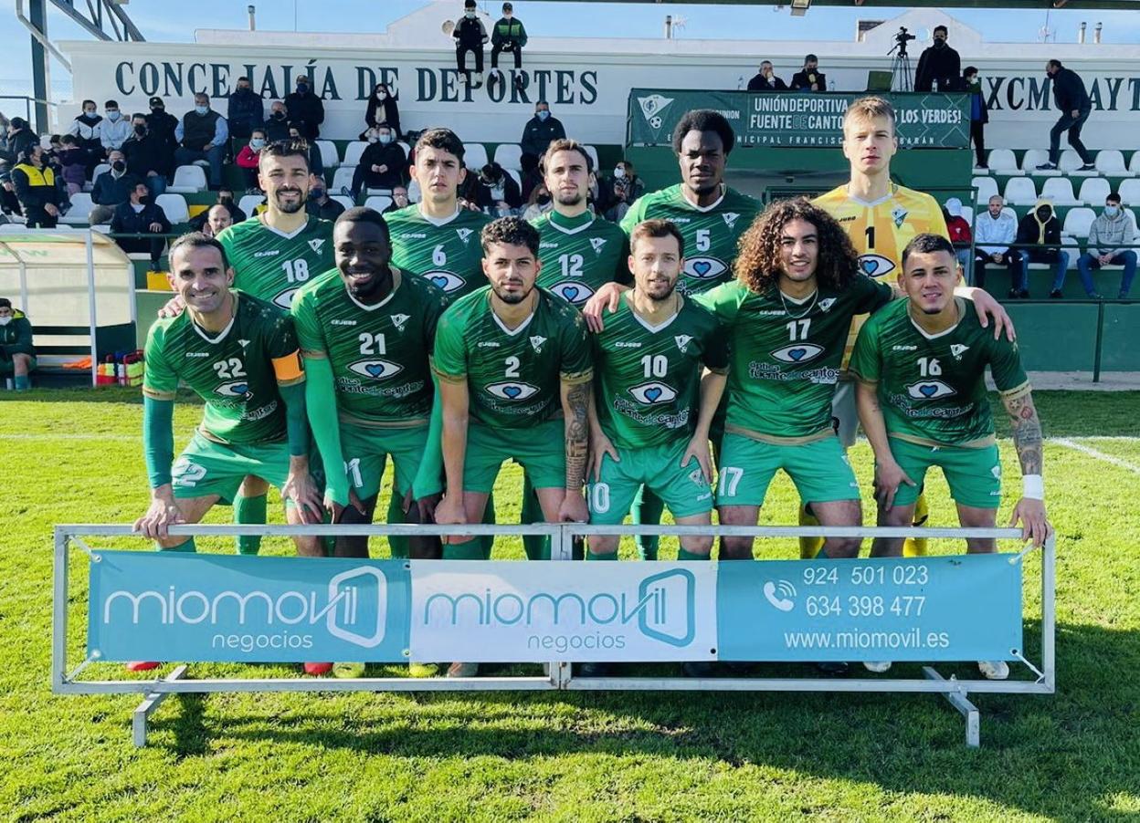 Once del 'Fuente' ante el San Serván, con dos jugadores negros. 