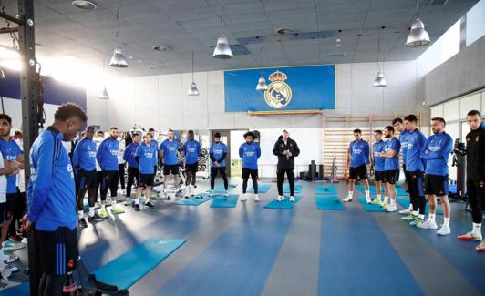 El Real Madrid guarda un minuto de silencio en recuerdo de Paco Gento antes del entrenamiento de este martes. 