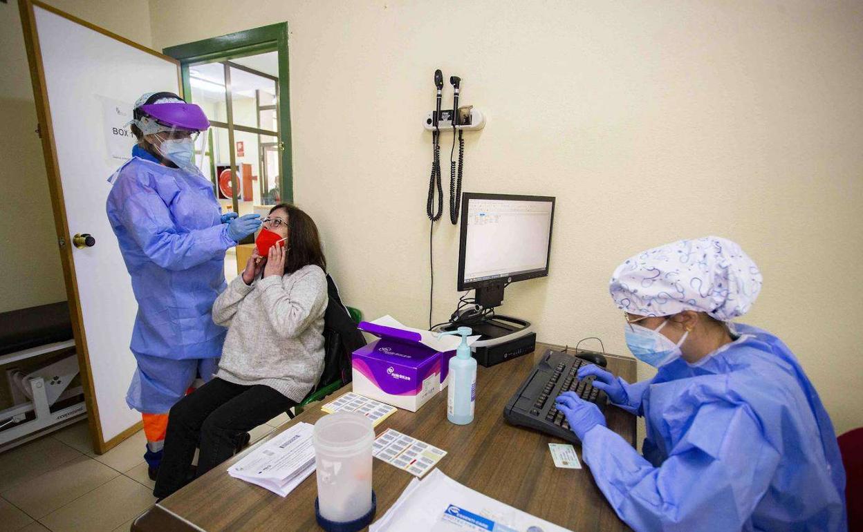 Coronavirus en Extremadura: La región suma 3.199 positivos y cumple un mes por encima de los mil casos diarios 