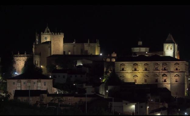 Imagen principal - Panorámica de la Ciudad Monumental tomada desde San Marquino; comisaría de Nuevo Cáceres; y el actor Miguel Ángel Muñoz, que encarna al periodista Óscar Santos, paseando por la calle San Pedro.