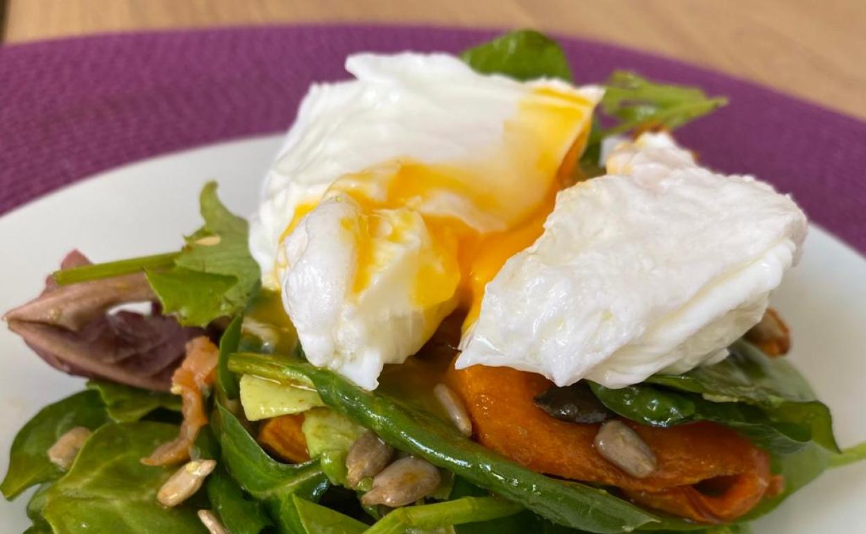 Receta de ensalada templada de espinacas y huevo poché de Macarena Palma