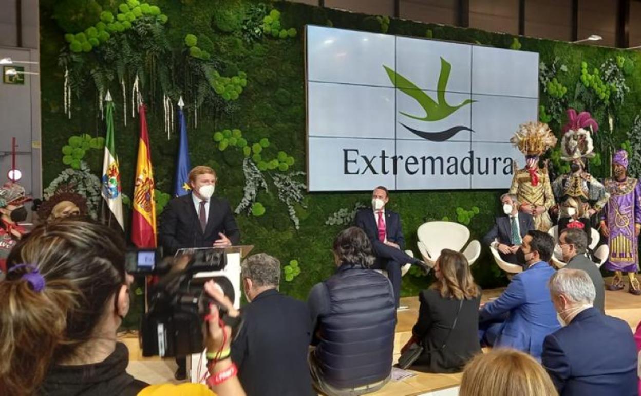 El alcalde de Badajoz, Ignacio Gragera, junto a Mejías, Gutiérrez y Morcillo, este jueves en la presentación de la oferta turística de Badajoz en Fitur. 