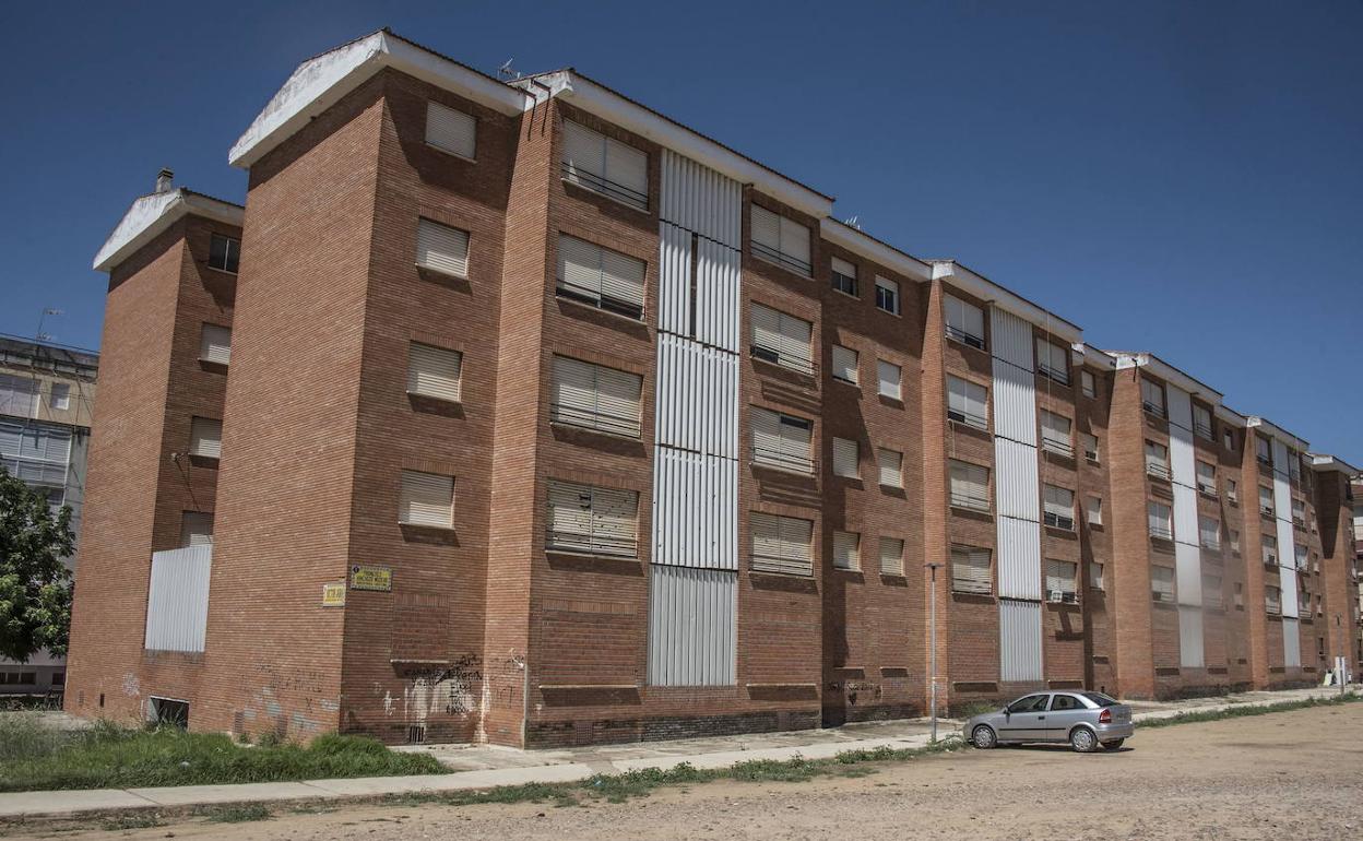 Bloques de viviendas de la Guardia Civil en la barriada de Suerte de Saavedra en Badajoz. 