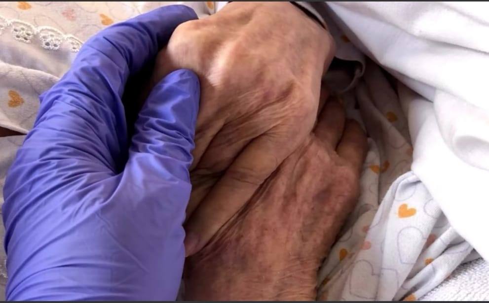 Imágenes de la exposición 'Desde mis ojos', en la que trabajadores de la Residencia Asistida muestran el dolor y la lucha contra la covid, en este centro en el que murieron 76 residentes en los seis primeros meses de la pandemia.