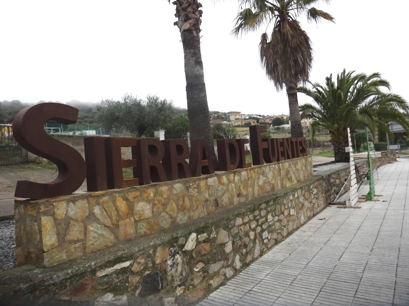 Paseo en la entrada a Sierra de Fuentes. 