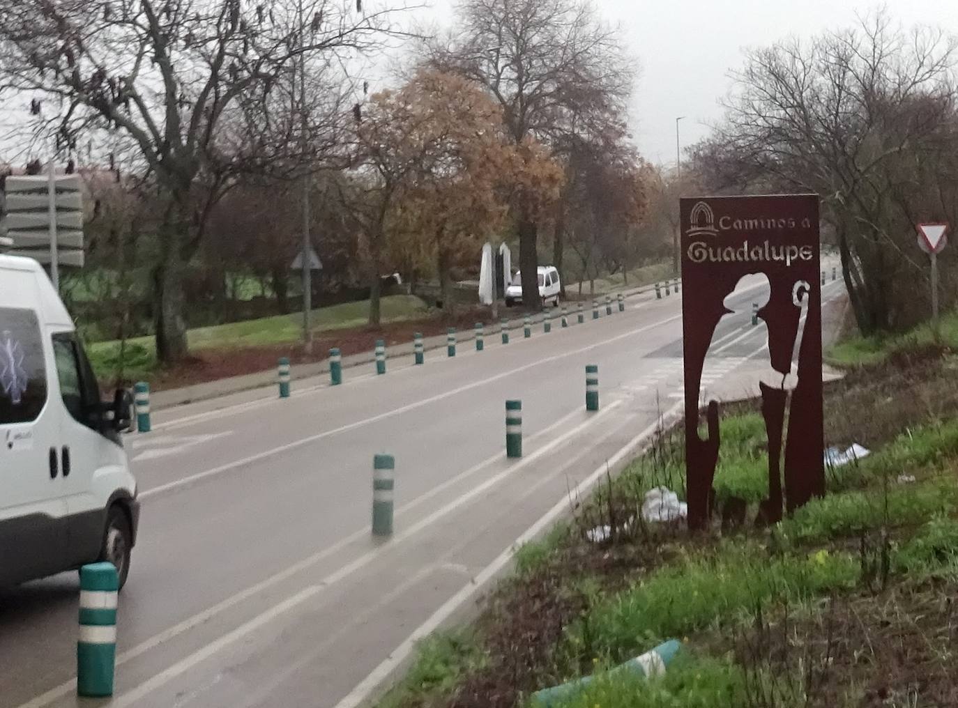 Señal del Camino a Guadalupe en las afueras de Cáceres, en Ronda Puente Vadillo.