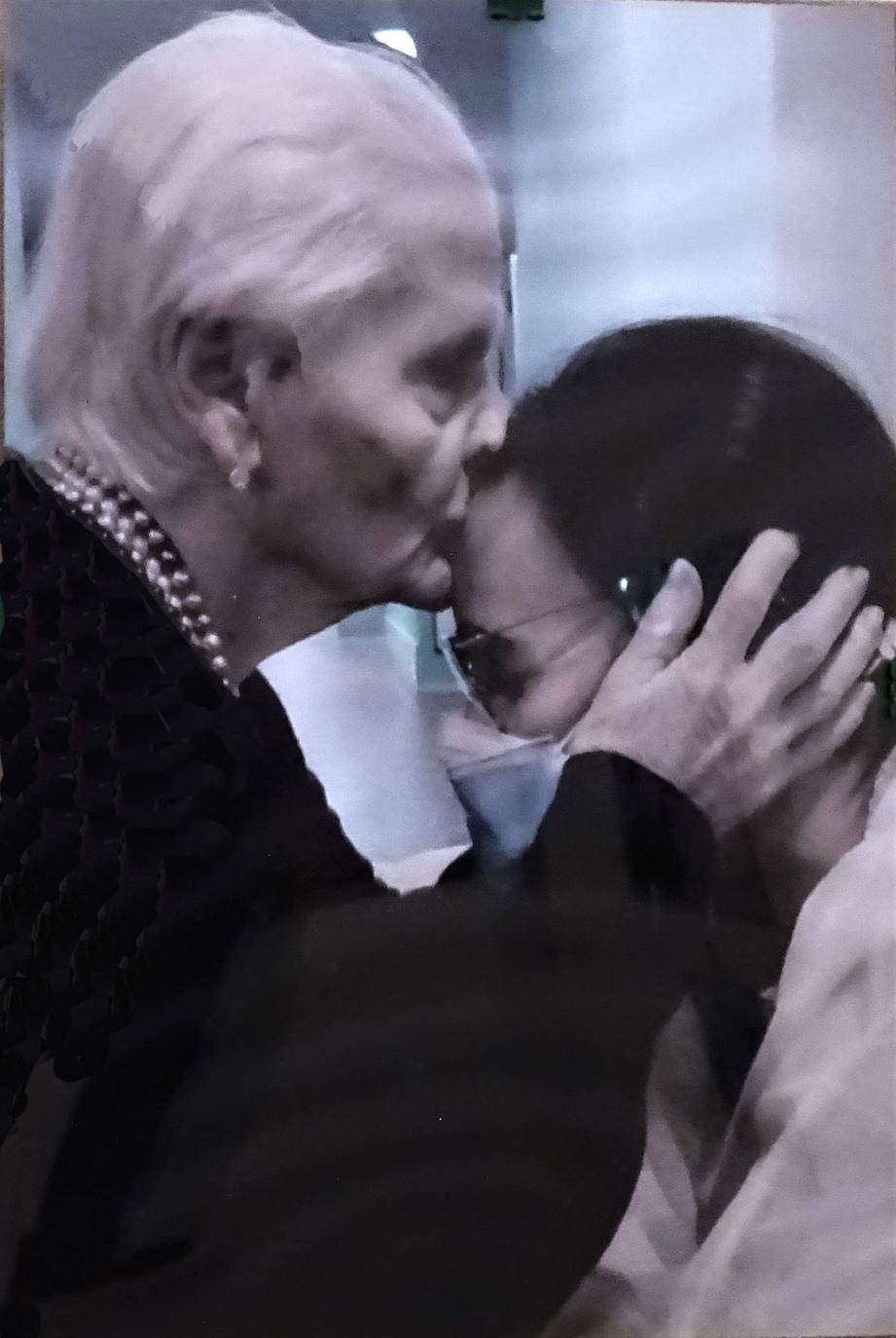 Imágenes de la exposición 'Desde mis ojos', en la que trabajadores de la Residencia Asistida muestran el dolor y la lucha contra la covid, en este centro en el que murieron 76 residentes en los seis primeros meses de la pandemia.