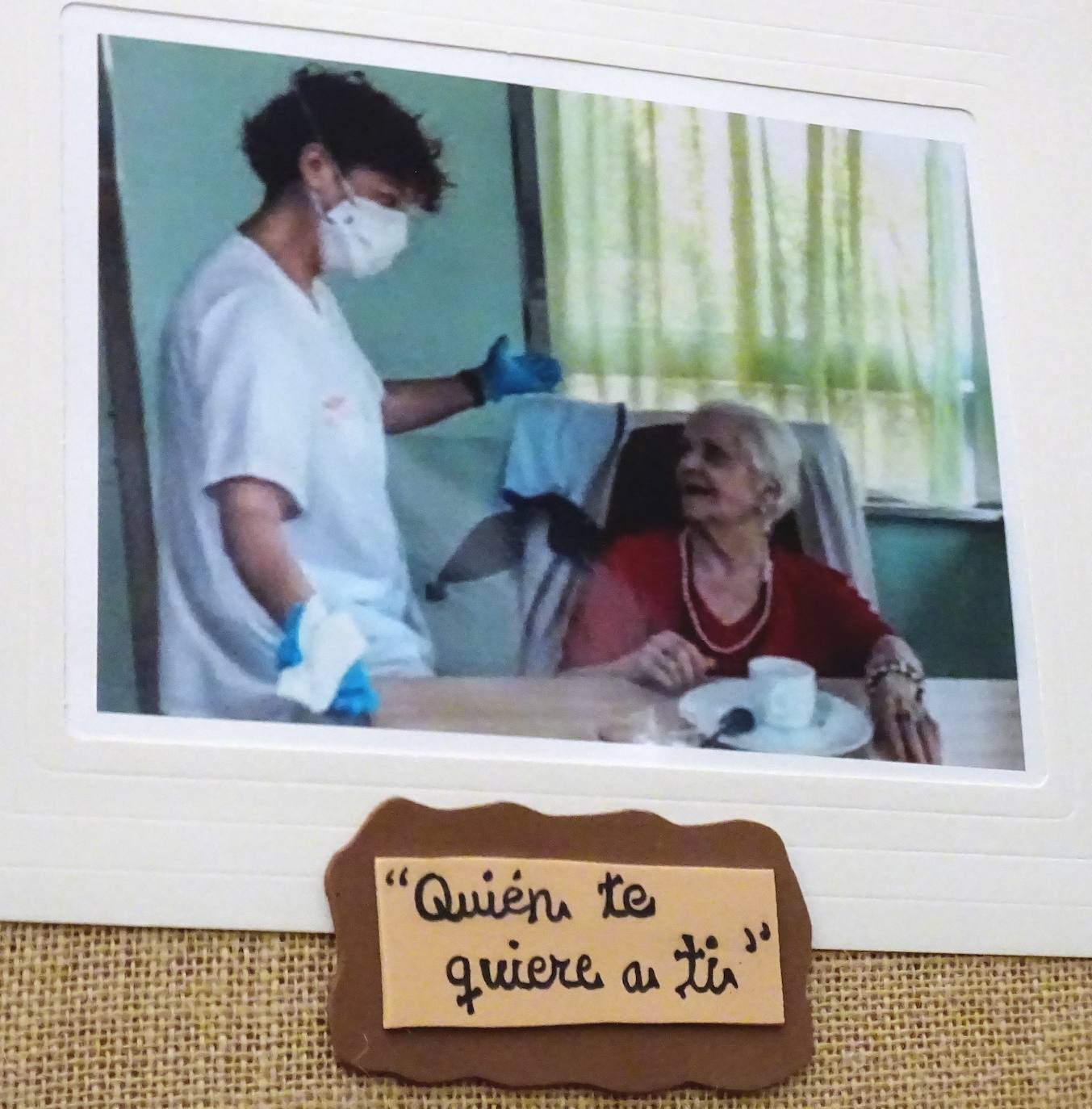 Imágenes de la exposición 'Desde mis ojos', en la que trabajadores de la Residencia Asistida muestran el dolor y la lucha contra la covid, en este centro en el que murieron 76 residentes en los seis primeros meses de la pandemia.