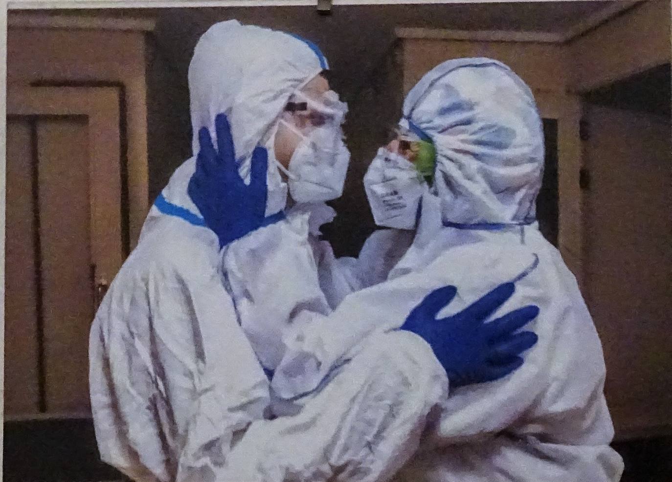 Imágenes de la exposición 'Desde mis ojos', en la que trabajadores de la Residencia Asistida muestran el dolor y la lucha contra la covid, en este centro en el que murieron 76 residentes en los seis primeros meses de la pandemia.