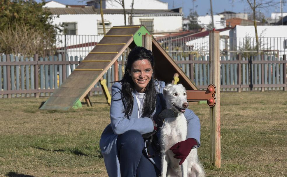 Rocío, junto a su perra Alma, en el parque canino que está en la margen derecha del río, próximo al Puente Real. 