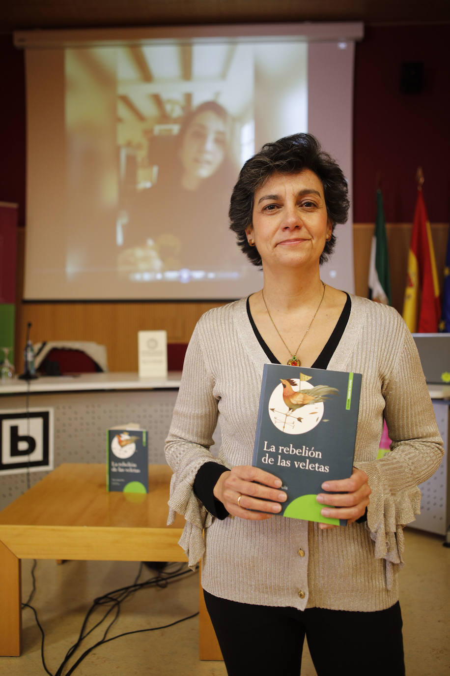 Pilar López y, en la pantalla, Esther García