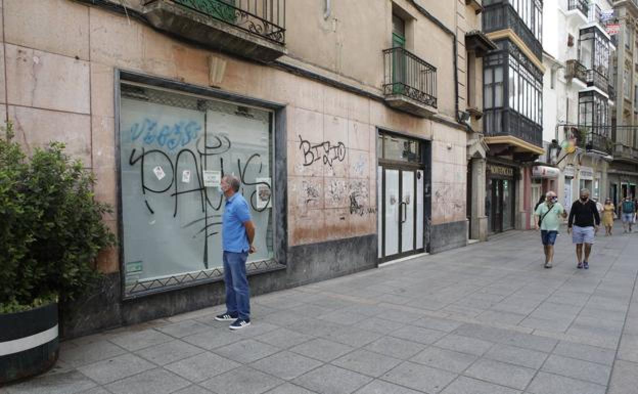 Tienda cerrada en la calle Pintores de Cáceres