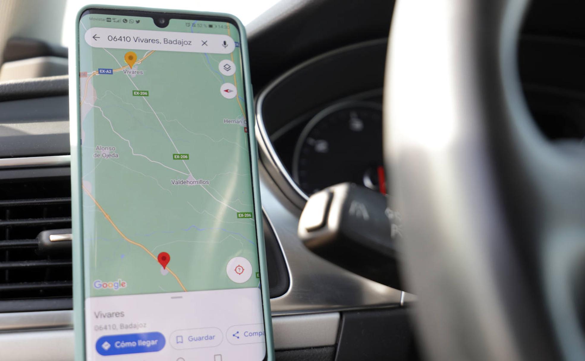 Arriba, la localización correcta de Vivares y abajo, en el punto rojo, el lugar al que dirige la aplicación 