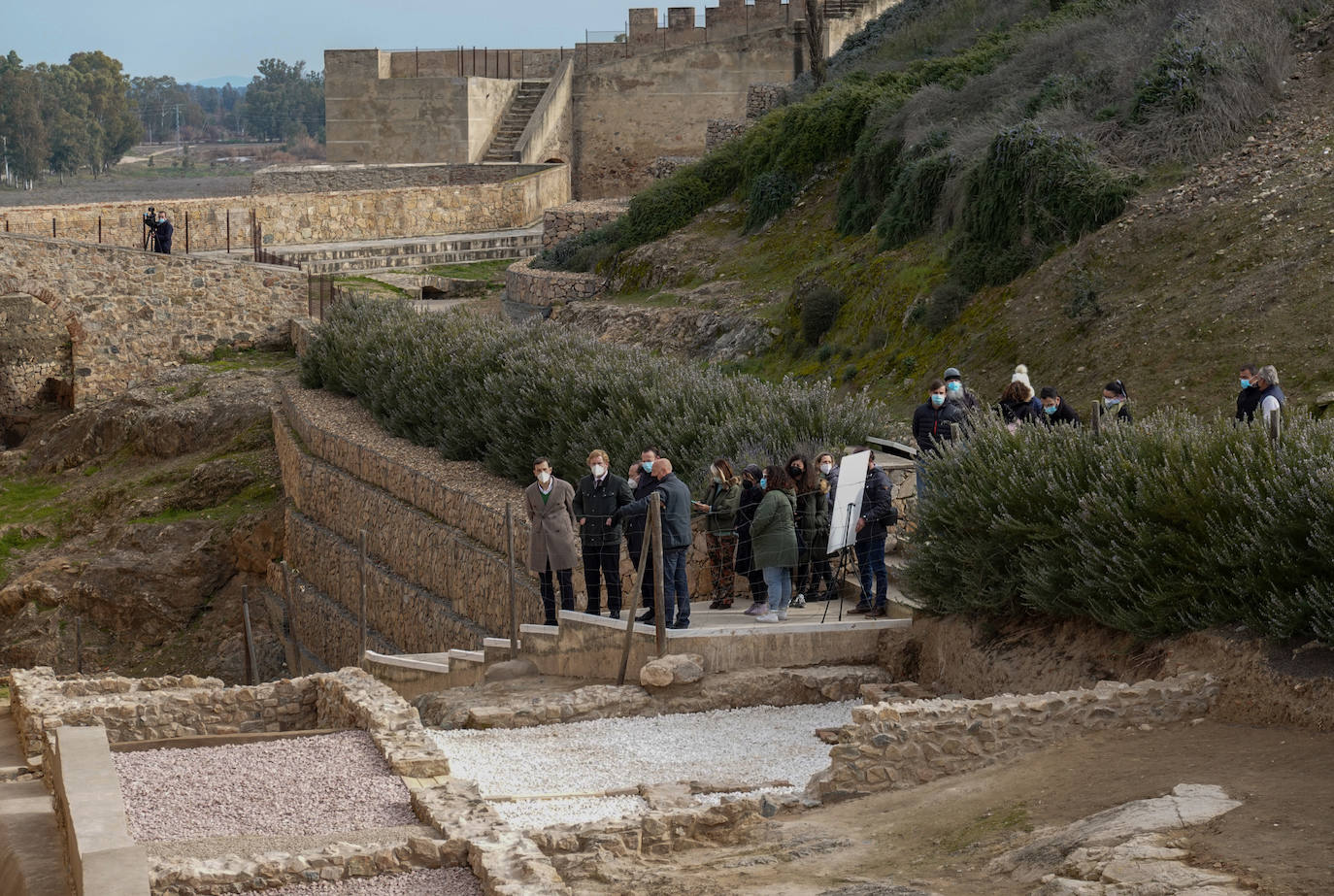 Gragera y Mejías junto a los nuevos restos del palacio Gómez de Solís