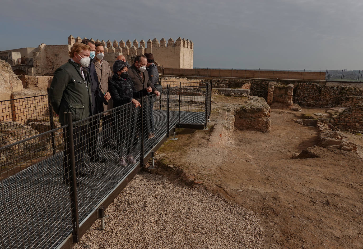Gragera y Mejías junto a los nuevos restos del palacio Gómez de Solís