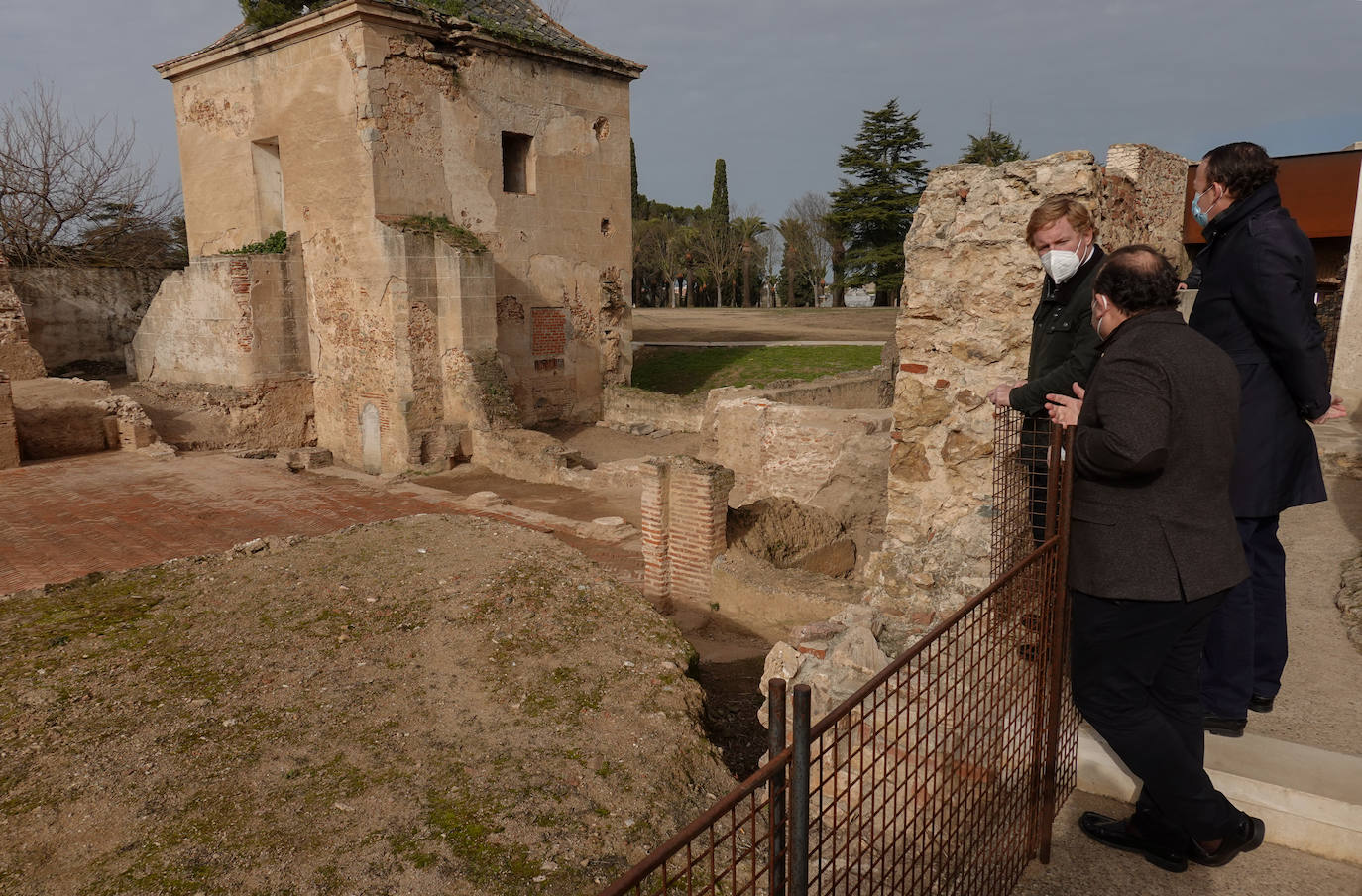 Gragera y Mejías junto a los nuevos restos del palacio Gómez de Solís