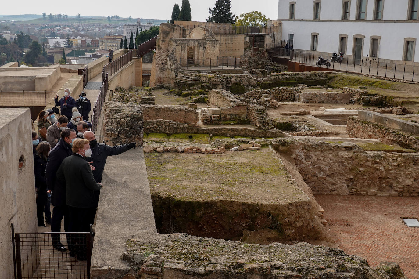 Gragera y Mejías junto a los nuevos restos del palacio Gómez de Solís