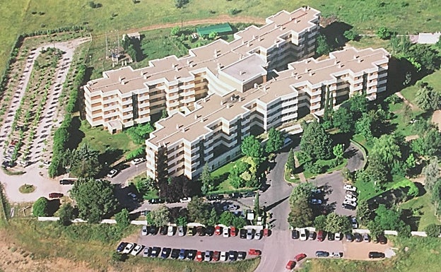 Imagen principal - Imágenes del proyecto técnico, con una vista aérea del centro, una zona de pavimento dañada y viejas conducciones (derecha) que van a ser renovadas con esta inversión de más de seis millones.