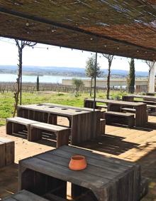 Imagen secundaria 2 - Postres, golosinas con el café y terraza.