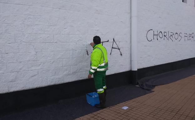 Las pintadas de rechazo fueron borradas por los operarios que trabajan en el campo poco antes de mediodía.