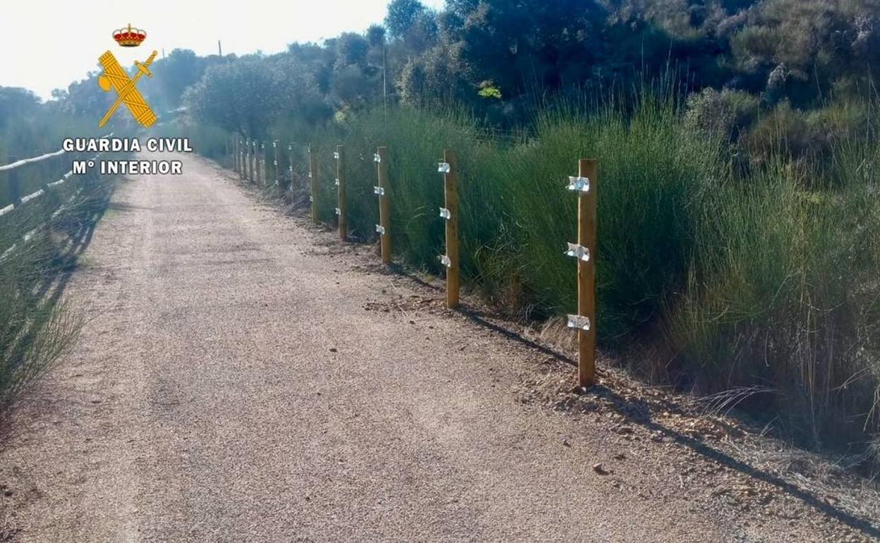 Sucesos en Extremadura: Investigado en Logrosán por robar postes de un camino para hacerse un picadero de caballos