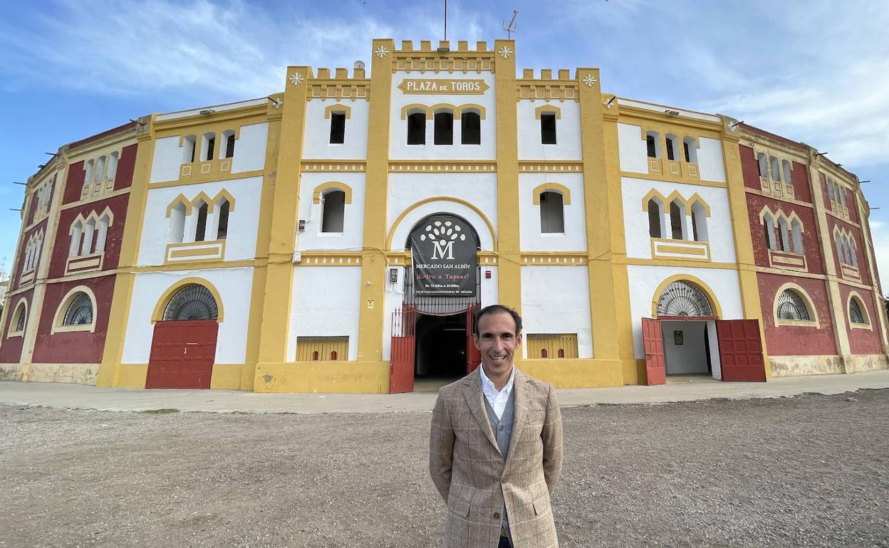 José Luis Pereda López frente al coso del Cerro de San Albín en Mérida.