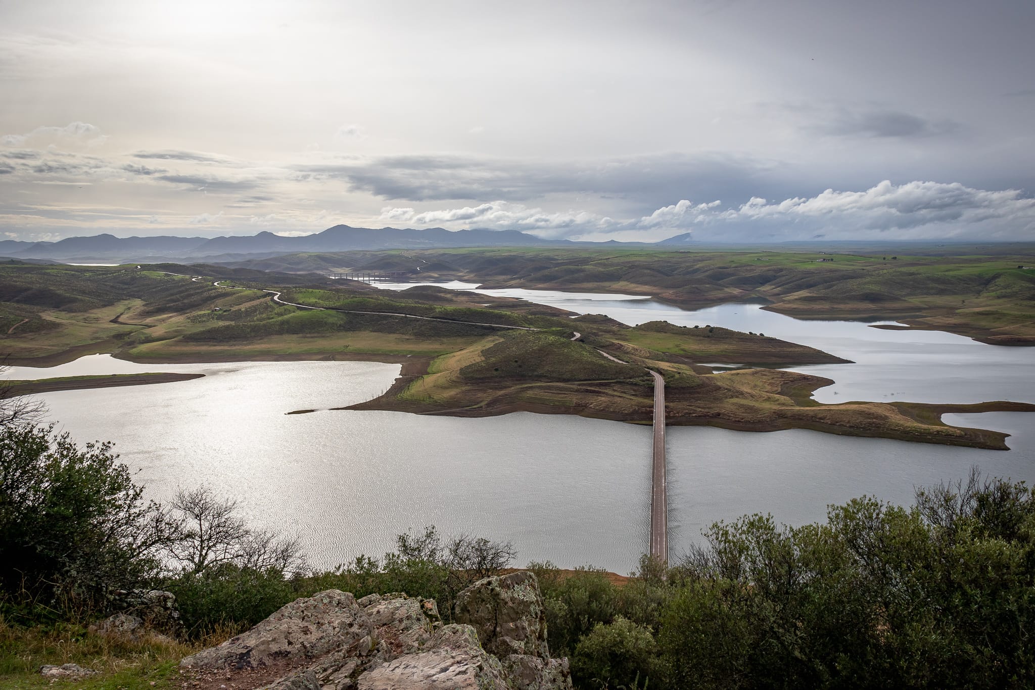 Vistas del embalse de La Serena desde la Sierra de Lares. 