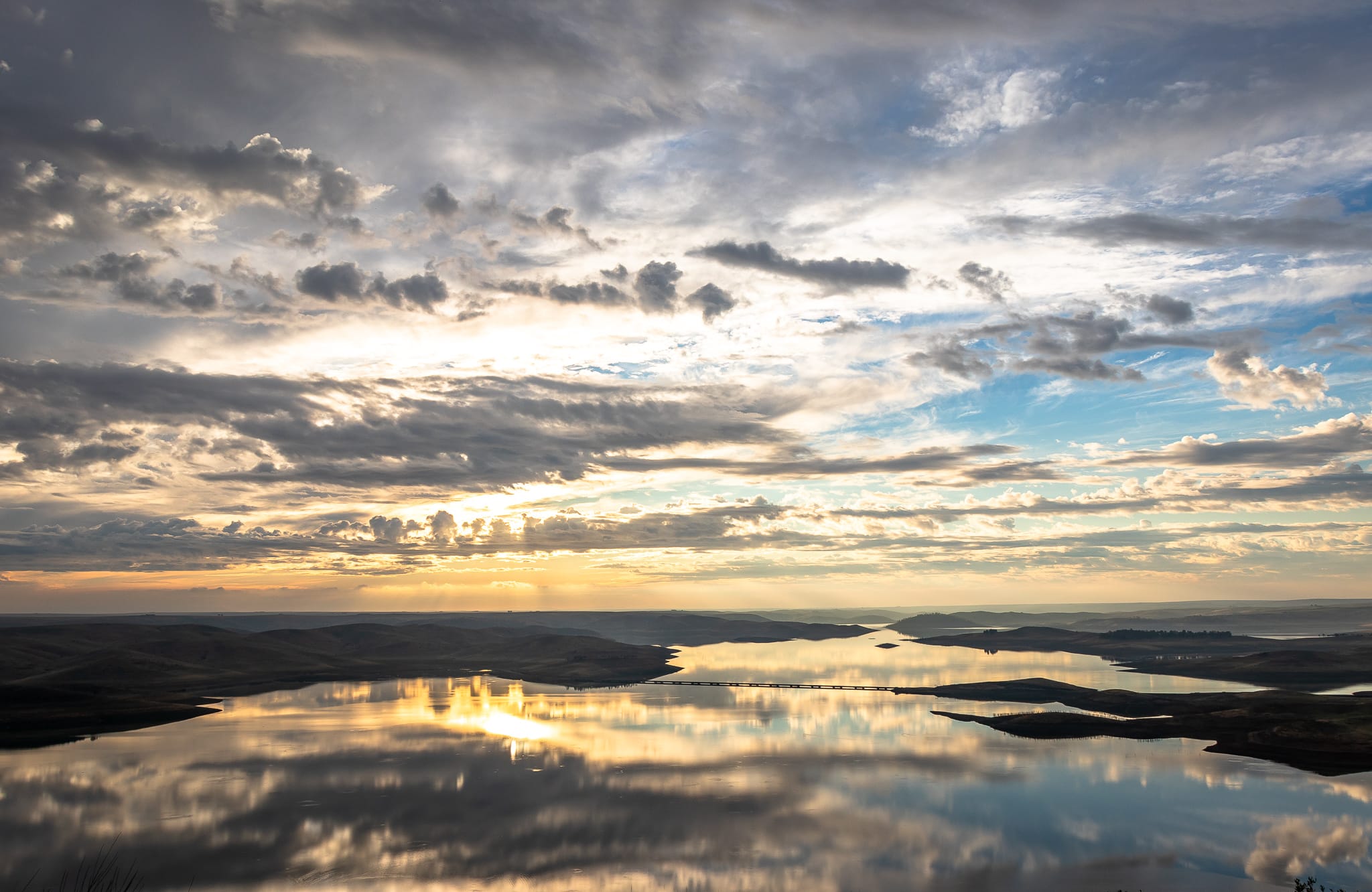 Lomas características del paisaje que bordea las aguas del embalse de La Serena. 