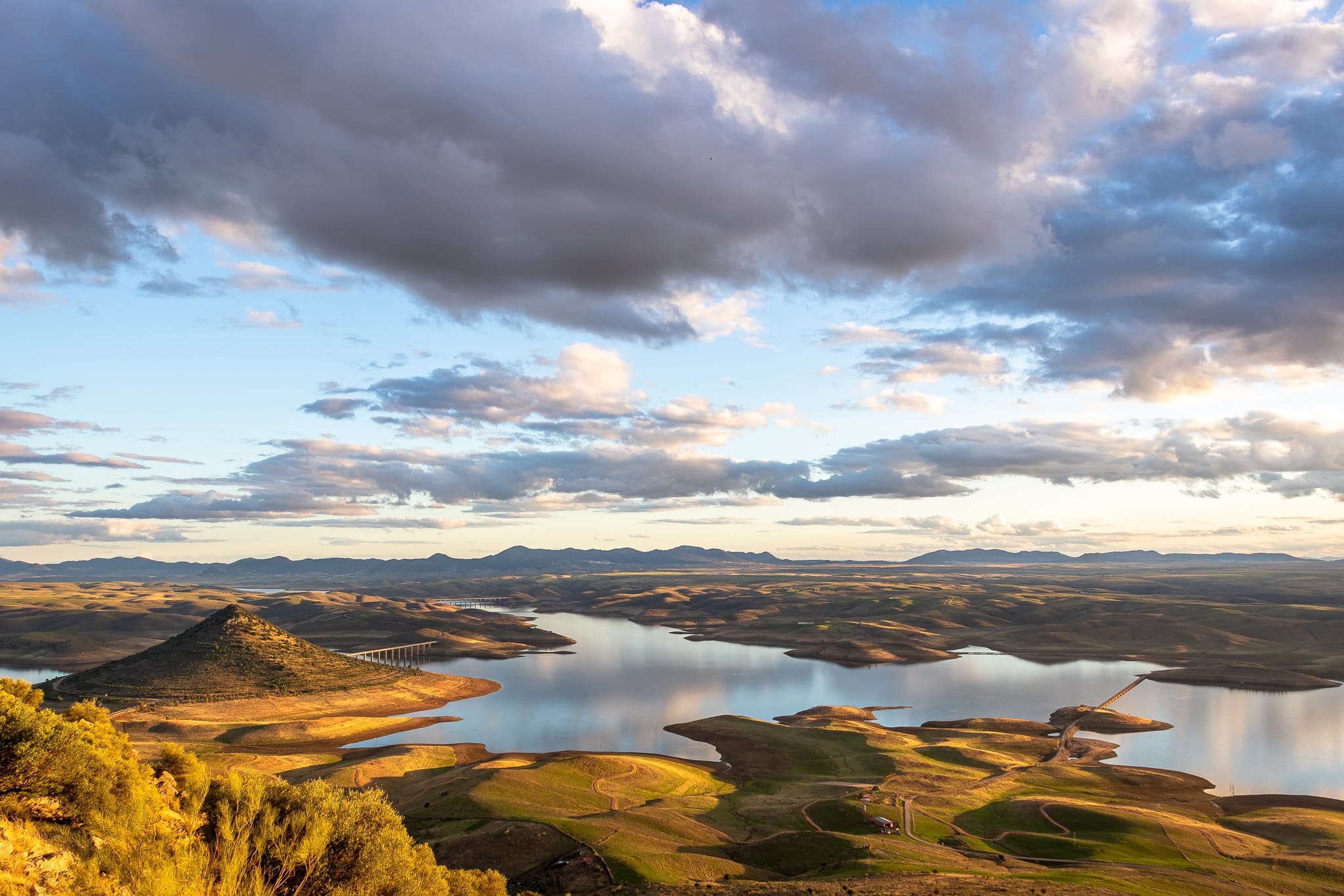 Cerro Masatrigo, emergiendo de las aguas del embalse de La Serena. 