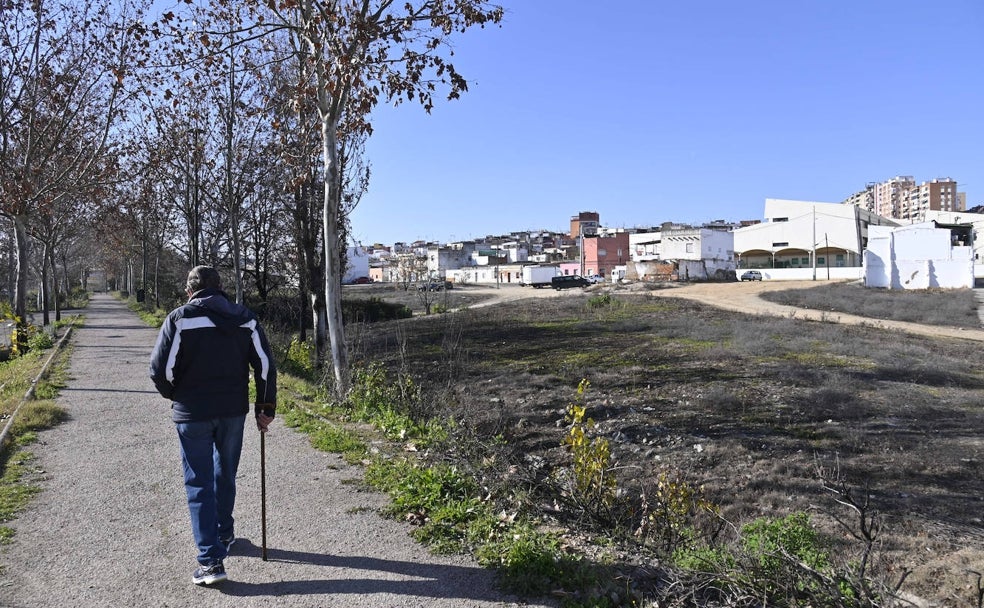 Un vecino camina por el parque del Rivillas junto a los solares afectados por la riada que el Ayuntamiento quiere ajardinar. 