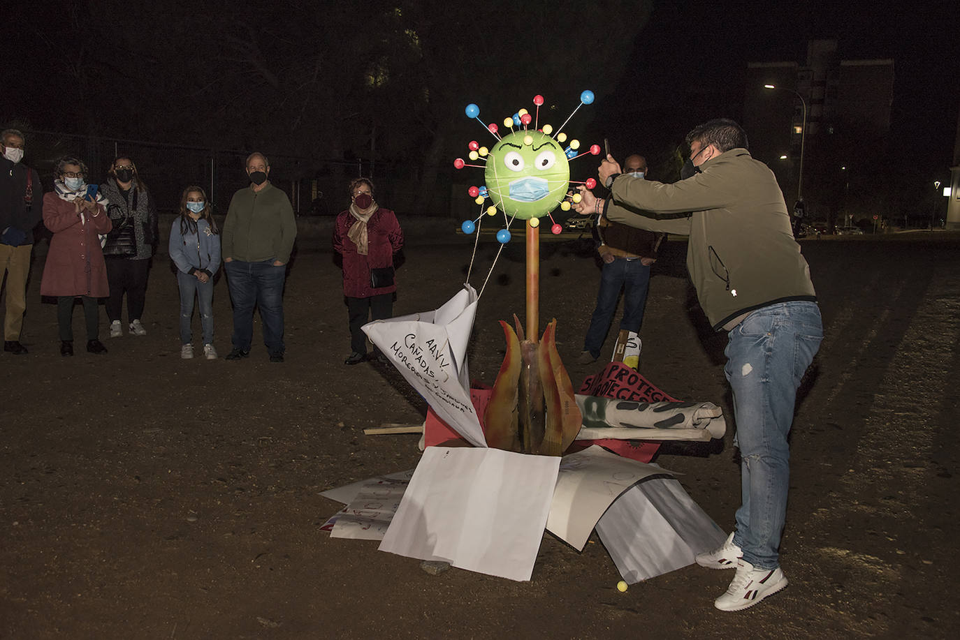 Fotos: Las Candelas de la Margen Derecha de Badajoz, de nuevo sin público