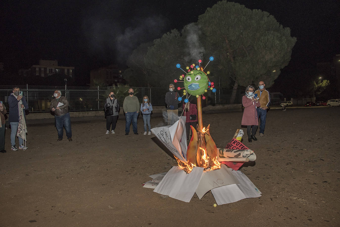 Fotos: Las Candelas de la Margen Derecha de Badajoz, de nuevo sin público