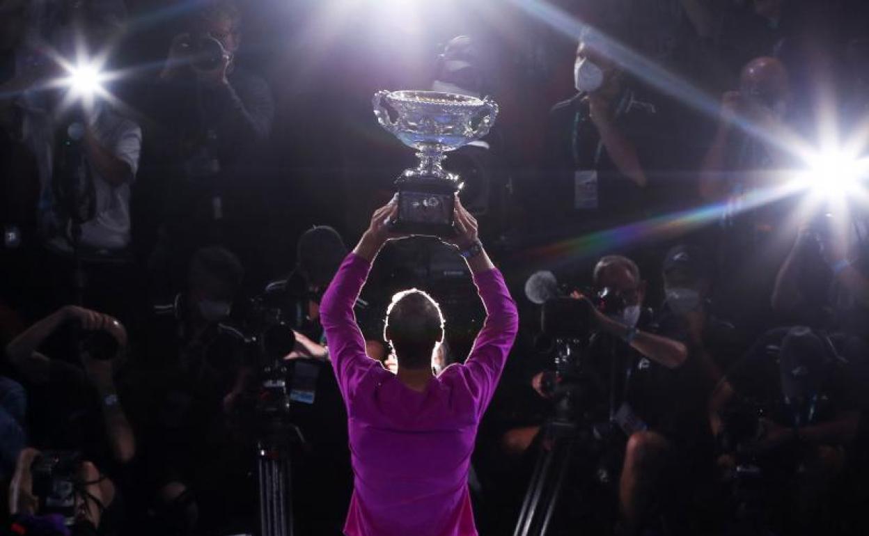 Nadal sostiene el trofeo que le acredita como campeón del Abierto de Australia 2022. 