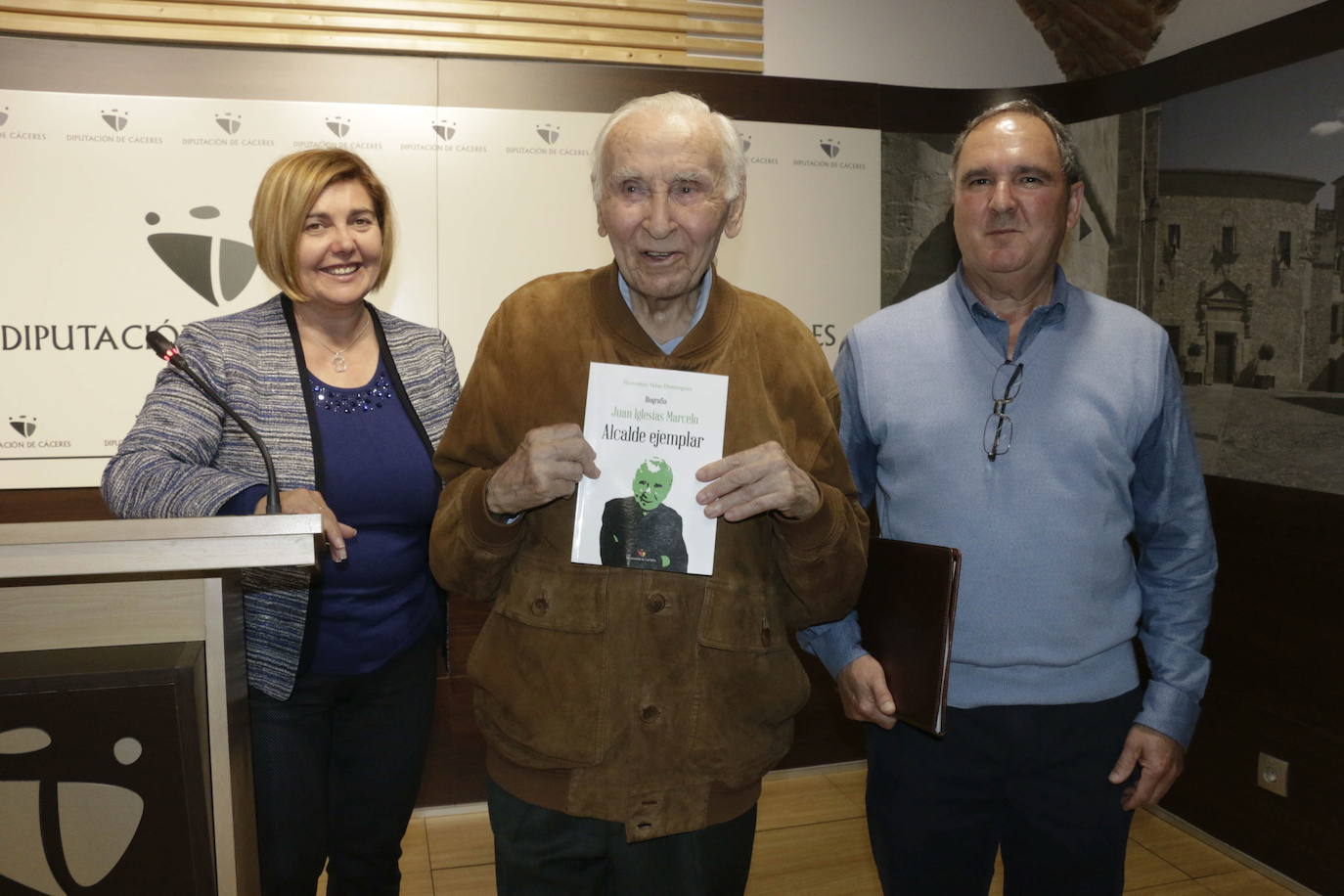 2016. Presentación de su biografía, junto a Charo Cordero y Florentino Velaz. 