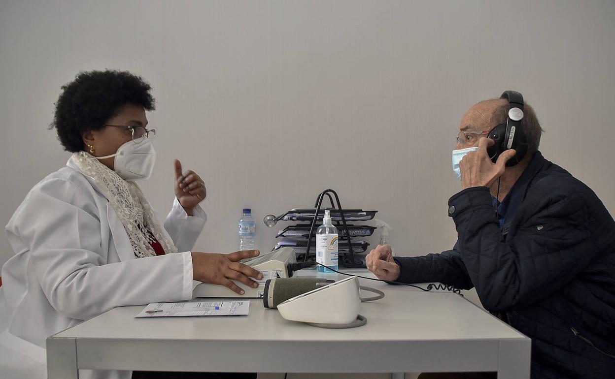 La doctora Yadira Ibarbia, del centro Remesal de Badajoz, realizando una prueba de audiometría