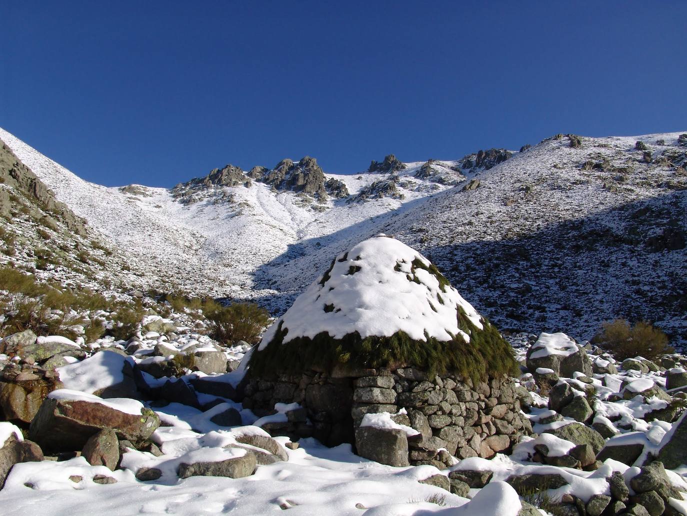 En la sierra. Choza de El Jorco, con la Portilla Jaranda de fondo